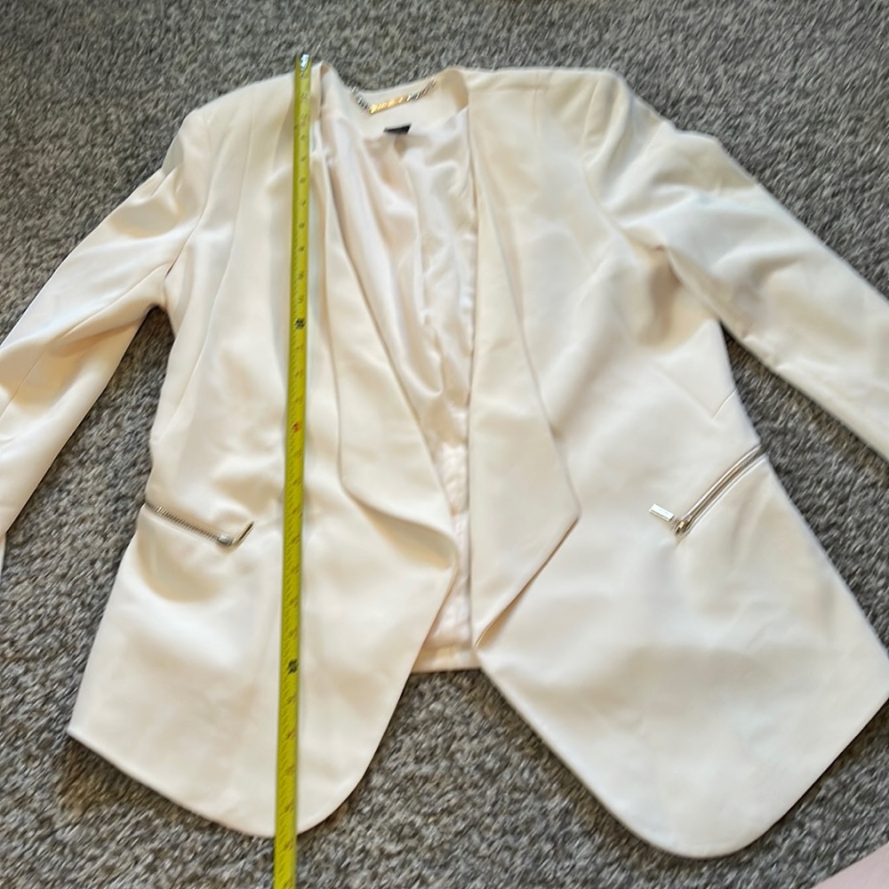 Gorgeous cream White House black market WHBM blazer